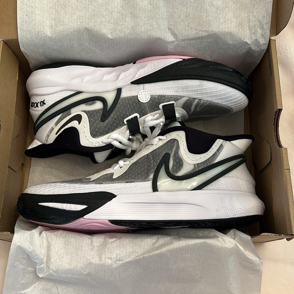 NWOT Nike White and Black Athletic Shoes with the box gift ready - Picture 2 of 5